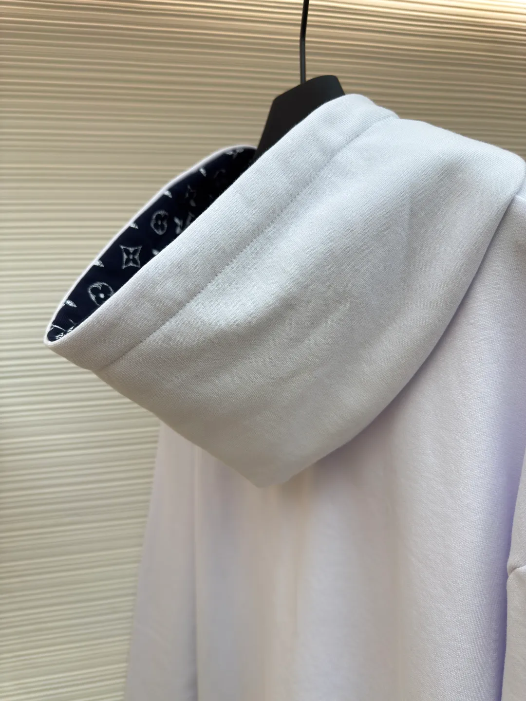 LOUIS VUITTON small logo hooded sweatshirt ●Authentic product: Purchased and developed by 10989 ●Item number: 1680307-A65 ●Fabric: pure cotton fabric ●Technology: jacquard production ●Version: fitted version ●Weight: about 850 grams ●Size: S-M-L-XL ●Description: Using pure cotton yarn for weaving, special weaving and finishing techniques are used. In addition, the production process of scale base fabric is relatively complicated and requires multiple processes to complete. The printing process combines the bright colors of glue printing with the characteristics of high-density elastic materials, allowing the printed pattern to better adapt to the expansion and contraction of the fabric. The hot brick process refers to the technology of fixing hot diamonds on clothing fabrics through high-temperature ironing, adding a unique visual effect. Accurately mark the location of the ironing tile pattern to ensure precision when ironing. Same style for men and women!
